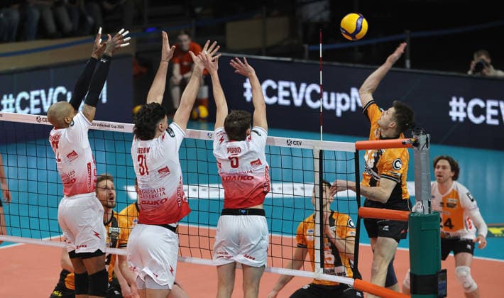 re Ruben Schott in attack, Jose Miguel Gutierrez Suarez, Joris Seddik, Paolo Porro duel Match scene Action Sport CEV Volleyball Cup Men Season 2025 2026 04 03 2026 BR Volleys Berlin BRV vs Gas Sales Bluenergy Piacenza