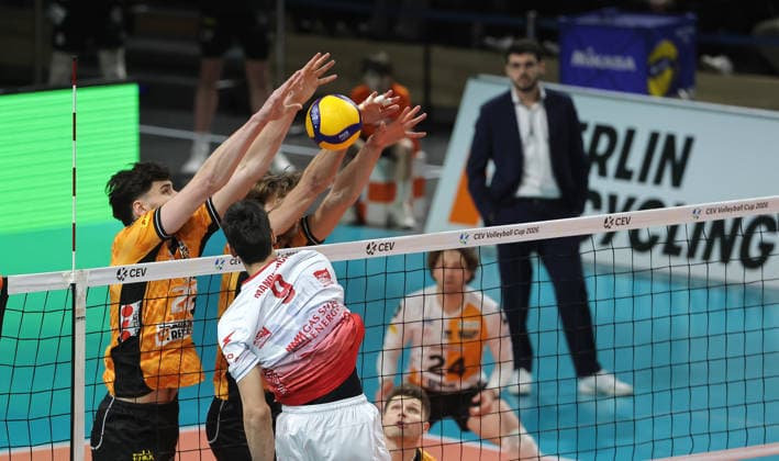 Ramazan Efe Mandiraci in attack, Jake Hanes, Florian Krage Brewitz duel Game scene Action Sport CEV Volleyball Cup Men Season 2025 2026 04 03 2026 BR Volleys Berlin BRV vs Gas Sales Bluenergy Piacenza