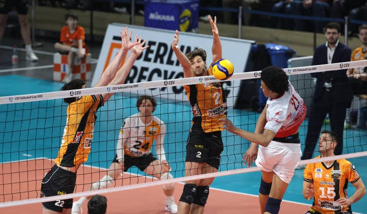 Jake Hanes, Matthew Knigge, Daniel Iyegbekedo in attack duel Game scene Action Sport CEV Volleyball Cup Men Season 2025 2026 04 03 2026 BR Volleys Berlin BRV vs Gas Sales Bluenergy Piacenza