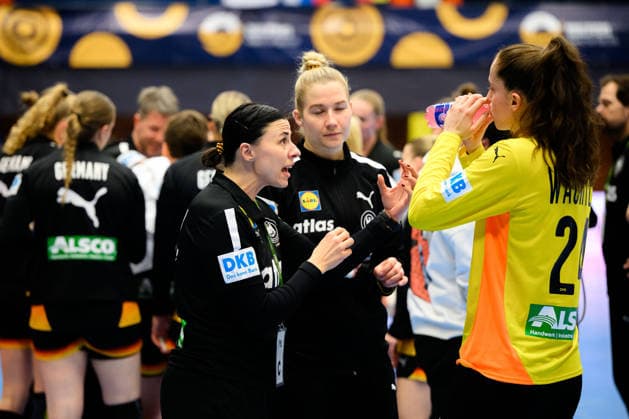 Handball, Womens European Championship Qualification, Slovenia Germany, 2nd round, Group 3, Matchday 3 Goalkeeping coach Jasmina Rebmann Jankovic Germany in conversation with goalkeeper Sarah Wachter Germany Celje Slovenia