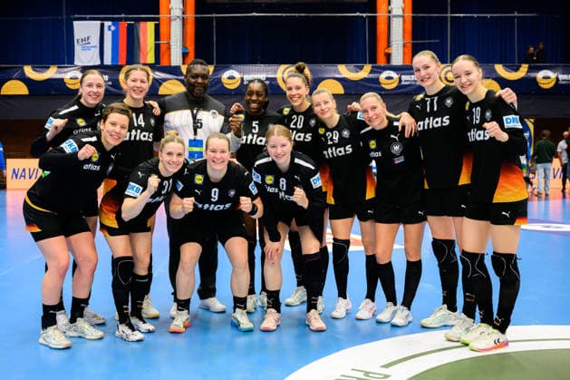 Handball, Frauen: EM-Qualifikation, Slowenien - Deutschland, 2. Runde, Gruppe 3, 3. Spieltag die Mannschaft von Deutschland, Teamfoto, Gruppenbild mit dem Vater von Farrelle Njinkeu (Deutschland), Schlussjubel Schlußjubel Emotion Freude Celje Slowenien *** Handball, Women European Championship Qualification, Slovenia Germany, 2nd round, Group 3, 3rd matchday the team of Germany, team photo, group picture with the father of Farrelle Njinkeu Germany , final cheer final cheer emotion joy Celje Slovenia
