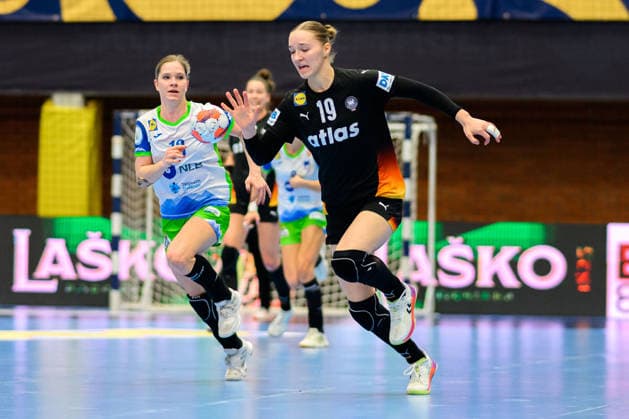 Handball, Womens European Championship Qualification, Slovenia Germany, 2nd round, Group 3, 3rd matchday from left Spela Bajc Slovenia , Nieke Kühne Kuehne Germany Celje Slovenia
