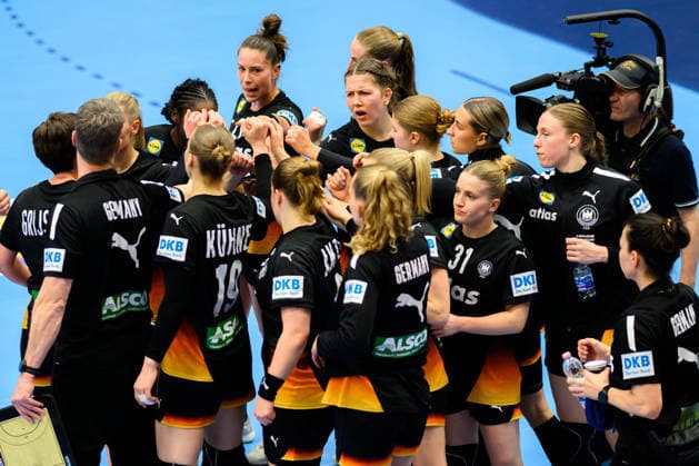 Handball, Womens European Championship Qualification, Slovenia Germany, 2nd round, Group 3, 3rd match day the team of Germany, group photo in the time-out Celje Slovenia