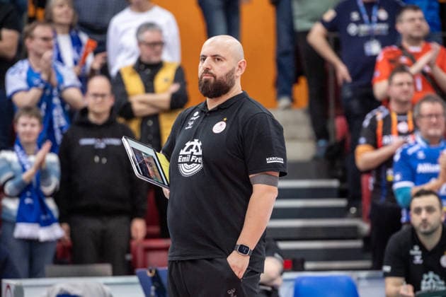Konstantin Bitter Allianz MTV Stuttgart, Head Coach concentrated view GER, Allianz MTV Stuttgart VC Wiesbaden, Volleyball Bundesliga, VBL, 2025 2026 season, 04 03 2026 GER, Allianz MTV Stuttgart VC Wiesbaden, Volleyball Bundesliga, VBL, 2025 2026 season, 04 03 2026 Stuttgart Copyright: xSandyxDinkelackerx EP_SDR