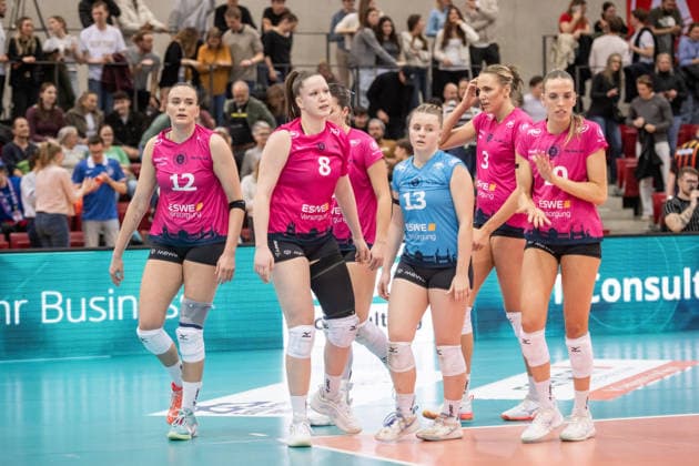 Dagmar Boom VC Wiesbaden, 12 , Jovana Dordevic VC Wiesbaden, 08 , Lilly Bietau VC Wiesbaden, 13 , Pleun van der Pijl VC Wiesbaden, 03 , Hannah Clayton VC Wiesbaden, 20 , from left visibly disappointed team of VC Wiesbaden GER, Allianz MTV Stuttgart VC Wiesbaden, Volleyball Bundesliga, VBL, 2025 2026 season, 04 03 2026 GER, Allianz MTV Stuttgart VC Wiesbaden, Volleyball Bundesliga, VBL, 2025 2026 season, 04 03 2026 Stuttgart Copyright: xSandyxDinkelackerx EP_SDR