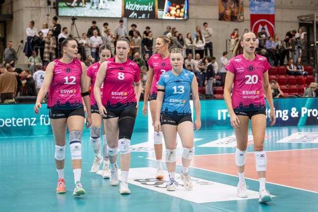 Dagmar Boom VC Wiesbaden, 12 , Jovana Dordevic VC Wiesbaden, 08 , Lilly Bietau VC Wiesbaden, 13 , Pleun van der Pijl VC Wiesbaden, 03 , Hannah Clayton VC Wiesbaden, 20 , from left visibly disappointed team of VC Wiesbaden GER, Allianz MTV Stuttgart VC Wiesbaden, Volleyball Bundesliga, VBL, 2025 2026 season, 04 03 2026 GER, Allianz MTV Stuttgart VC Wiesbaden, Volleyball Bundesliga, VBL, 2025 2026 season, 04 03 2026 Stuttgart Copyright: xSandyxDinkelackerx EP_SDR