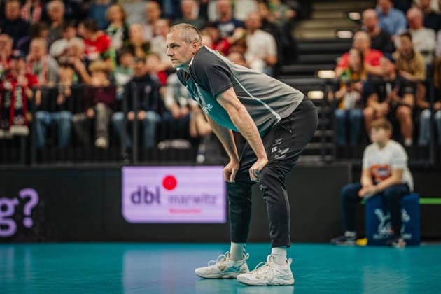 Volleyball Men CEV Cup 2026 SVG Lüneburg vs Alterna SPVB POITIERS 04 03 2026 Daniel Lewis Coach Alterna SPVB POITIERS watches the game tensely