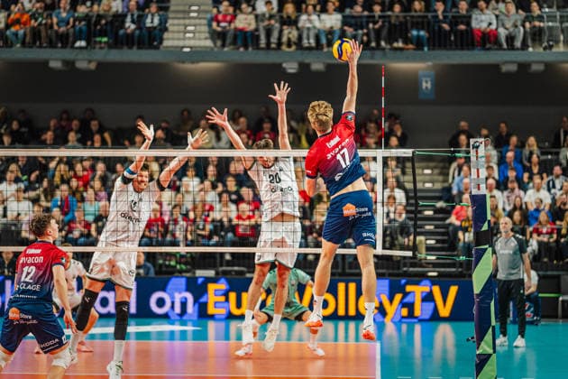 Volleyball Men CEV Cup 2026 SVG Lüneburg vs Alterna SPVB POITIERS 04 03 2026 Axel Enlund 17 SVG Lüneburg against the block of EThomas Pujol 20 Alterna SPVB POITIERS
