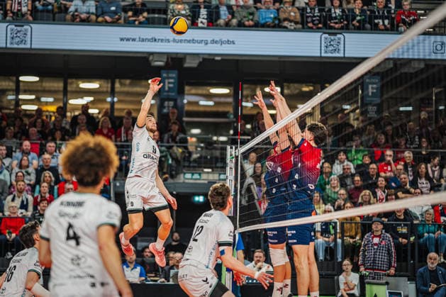 Volleyball Men CEV Cup 2026 SVG Lüneburg vs Alterna SPVB POITIERS 04 03 2026 Lukas Masse 12 Alterna SPVB POITIERS on the attack
