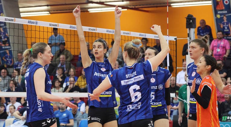 Stuttgart , Bundesliga Volleyball Allianz MTV Stuttgart vs VC Wiesbaden , Cheering Stuttgart , from left Eleanor Holthaus Anna Koulberg