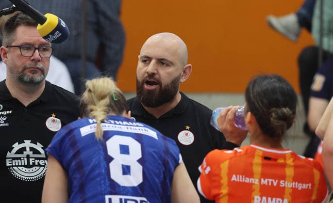 Stuttgart , Bundesliga Volleyball Allianz MTV Stuttgart vs VC Wiesbaden , Coach Konstantin Bitter Stgt