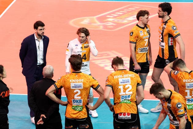 DEU, CEV Cup, BR Volleys vs Picenza Volleys, 04 03 2026, Max Schmeling Halle, Berlin, DEU, CEV Cup, BR Volleys vs Picenza Volleys, in the picture BR Volleys players circle, coach Alexandre Leal BR Volleys nordphotoxGmbHx xEngler nph00076