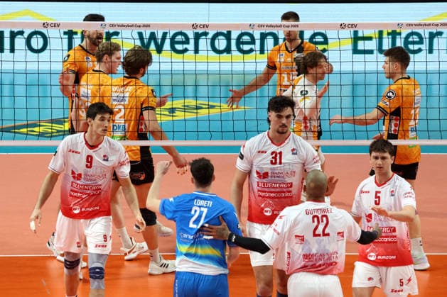 DEU, CEV Cup, BR Volleys vs Picenza Volleys, 04 03 2026, Max Schmeling Halle, Berlin, DEU, CEV Cup, BR Volleys vs Picenza Volleys, in the picture BR Volleys players circle, Piacenza players circle nordphotoxGmbHx xEngler nph00076