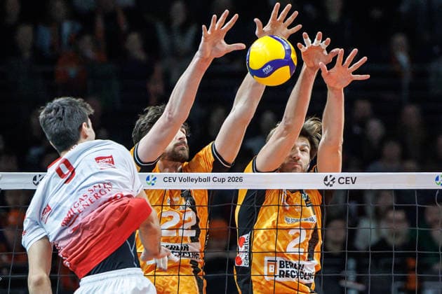04 03 26, Berlin, Volleyball, CEV Cup quarter-finals, BR Volleys vs Volley Piacenza MandiRaci Ramazan Efe plays the ball against the block of Jake Hanes BR Volleys and Matthew Knigge BR Volleys CEV Cup quarter-finals, BR Volleys vs Volley Piacenza