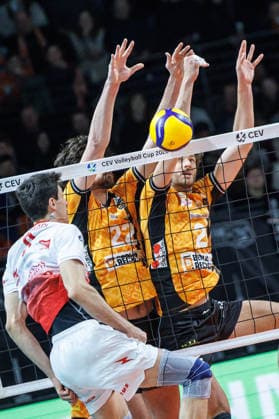04 03 26, Berlin, Volleyball, CEV Cup quarter-finals, BR Volleys vs Volley Piacenza MandiRaci Ramazan Efe plays the ball against the block of Jake Hanes BR Volleys and Matthew Knigge BR Volleys CEV Cup quarter-finals, BR Volleys vs Volley Piacenza