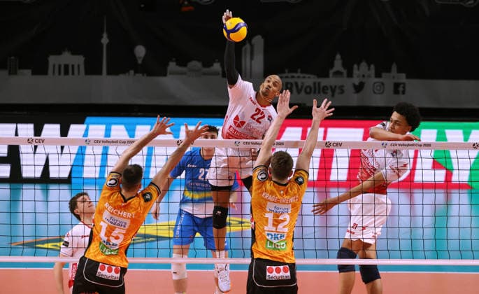 Jose Miguel Gutierrez Suarez in attack, Moritz Reichert, Florian Krage Brewitz duel Match scene Action Sport CEV Volleyball Cup Men Season 2025 2026 04 03 2026 BR Volleys Berlin BRV vs Gas Sales Bluenergy Piacenza