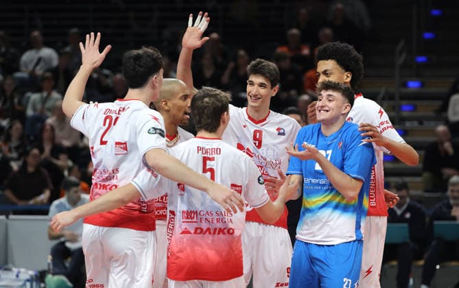 Team Piacenza celebrates after winning the set, Jose Miguel Gutierrez Suarez, Alessandro Alberto Bovolenta, Jose Miguel Gutierrez Suarez, Paolo Porro, Ramazan Efe Mandiraci, Luca Loreti, Daniel Iyegbekedo Joy Emotion Cheers Sport CEV Volleyball Cup Men Season 2025 2026 04 03 2026 BR Volleys Berlin BRV vs Gas Sales Bluenergy Piacenza