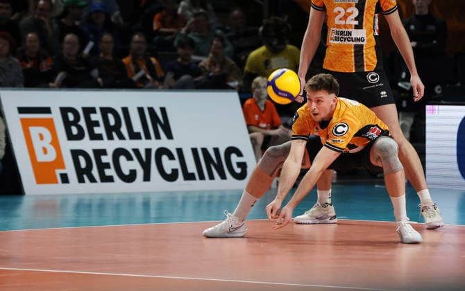 Simon Plaskie on the ball Single image Crop action Sport CEV Volleyball Cup Men Season 2025 2026 04 03 2026 BR Volleys Berlin BRV vs Gas Sales Bluenergy Piacenza