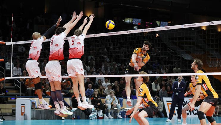 Jose Miguel Gutierrez Suarez, Joris Seddik, Ramazan Efe Mandiraci, Jake Hanes in attack duel Game scene Action Sport CEV Volleyball Cup Men Season 2025 2026 04 03 2026 BR Volleys Berlin BRV vs Gas Sales Bluenergy Piacenza