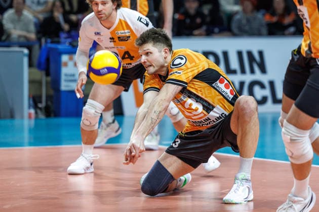 04 03 26, Berlin, Volleyball, CEV Cup quarter-finals, BR Volleys vs Volley Piacenza Ruben Schott BR Volleys takes the ball CEV Cup quarter-finals, BR Volleys vs Volley Piacenza