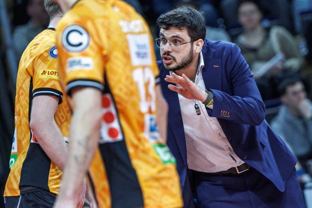 04.03.26, Berlin, Volleyball, CEV Cup Viertelfinale, BR Volleys vs. Volley Piacenza. Trainer Alexandre Leal (BR Volleys) bespricht sich mit seinem Team. CEV Cup Viertelfinale, BR Volleys vs. Volley Piacenza. *** 04 03 26, Berlin, Volleyball, CEV Cup quarter-finals, BR Volleys vs Volley Piacenza Coach Alexandre Leal BR Volleys discusses with his team CEV Cup quarter-finals, BR Volleys vs Volley Piacenza
