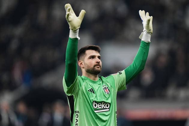 Besiktas v Caykur Rizespor - Turkish Cup ISTANBUL, TURKIYE - MARCH 04: Goalkeper Ersin Destanoglu of Besiktas greets the fans at the end of the Turkish Cup Group C Week 4 match between Besiktas and Caykur Rizespor at the Tupras Stadium in Istanbul, Turkiye on March 04, 2026. Hakan Akgun Anadolu Istanbul Turkey. Editorial use only. Please get in touch for any other usage.  Copyright: x2026xAnadoluxHakanxAkgunx