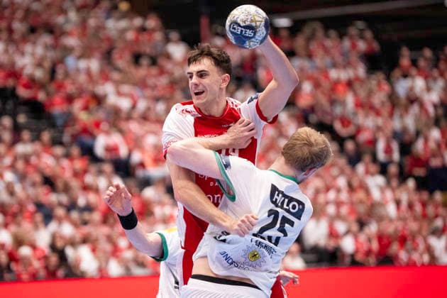 DENMARK CL Men s Handball Aalborg Handball Füchse Berlin Aalborg s Mads Hoxer in action with Füchse Berlin s Matthes Langhoff and Max Darj during the Champions League men s handball match between Aalborg Handball and Füchse Berlin at Gigantium in Aalborg on Wednesday, March 4, 2026 Photo Bo Amstrup Ritzau Scanpix , Aalborg Denmark Mors  Copyright: BoxAmrstrupx xRitzauxScanpix BoxAmstrupx spdk20260304-205533-L
