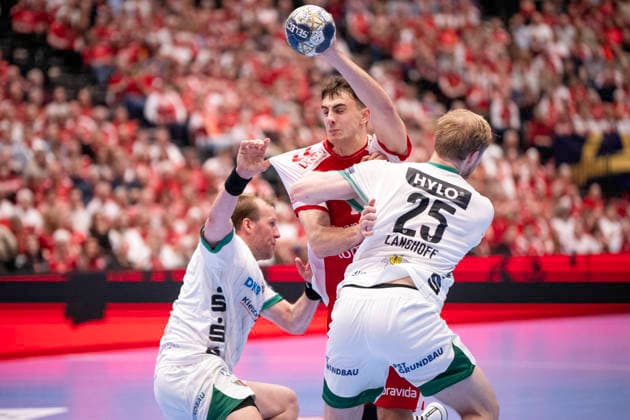 DENMARK CL Men s Handball Aalborg Handball Füchse Berlin Aalborg s Mads Hoxer in action with Füchse Berlin s Matthes Langhoff and Max Darj during the Champions League men s handball match between Aalborg Handball and Füchse Berlin at Gigantium in Aalborg on Wednesday, March 4, 2026 Photo Bo Amstrup Ritzau Scanpix , Aalborg Denmark Mors  Copyright: BoxAmrstrupx xRitzauxScanpix BoxAmstrupx spdk20260304-205538-L