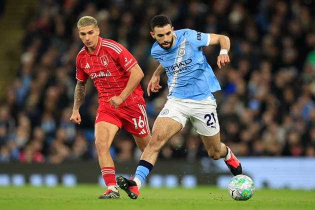 Manchester City v Nottingham Forest, Premier League Rayan Ait-Nouri (21) of Manchester City controls the ball watched by Nicolas Dominguez (16) of Nottingham Forest during the Premier League match between Manchester City and Nottingham Forest at the Etihad Stadium, Manchester, UK on 4 March 2026. Manchester Etihad Stadium Manchester UK Editorial use only DataCo restrictions apply See www.football-dataco.com , Copyright: xConorxMolloyx PSI-23834-0015