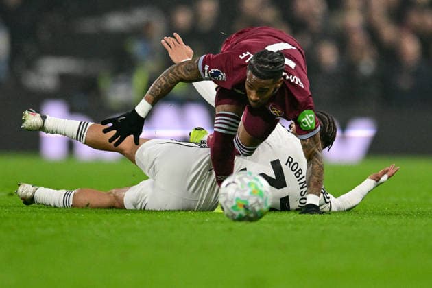 Fulham v West Ham United, Premier League Fulham defender Antonee Robinson (33) tackles West Ham United forward Crysencio Summerville (7) during the Premier League match between Fulham and West Ham United at Craven Cottage, London, UK on 4 March 2026. London Craven Cottage Greater London UK Editorial use only DataCo restrictions apply See www.football-dataco.com , Copyright: xDennisxGoodwinx PSI-23837-0020
