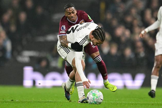 Fulham v West Ham United, Premier League West Ham United forward Crysencio Summerville (7) gets to grips with Fulham defender Antonee Robinson (33) during the Premier League match between Fulham and West Ham United at Craven Cottage, London, UK on 4 March 2026. London Craven Cottage Greater London UK Editorial use only DataCo restrictions apply See www.football-dataco.com , Copyright: xDennisxGoodwinx PSI-23837-0021