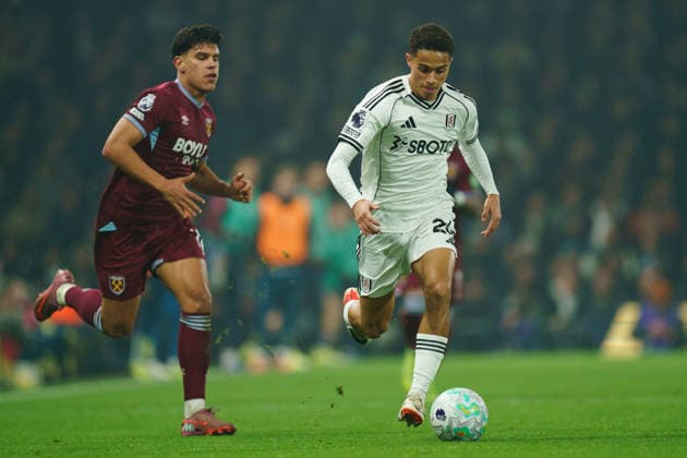 Fulham v West Ham United, Premier League Joshua King of Fulham under pressure from Mateus Fernandes of West Ham United during the Fulham v West Ham United Premier League match at Craven Cottage, London, England on 3 March 2026 Credit: Dylan Hepworth Every Second Media Editorial use only. All images are copyright Every Second Media Limited. No images may be reproduced without prior permission. All rights reserved. Premier League and Football League images are subject to licensing agreements with Football DataCo Limited. see https: www.football-dataco.com Copyright: xIMAGO EveryxSecondxMediax ESM-1839-0024 DylanxHepworthx xEveryxSecondxMediax