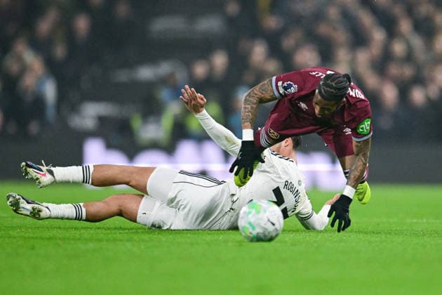 Fulham v West Ham United, Premier League Fulham defender Antonee Robinson (33) tackles West Ham United forward Crysencio Summerville (7) during the Premier League match between Fulham and West Ham United at Craven Cottage, London, UK on 4 March 2026. London Craven Cottage Greater London UK Editorial use only DataCo restrictions apply See www.football-dataco.com , Copyright: xDennisxGoodwinx PSI-23837-0031