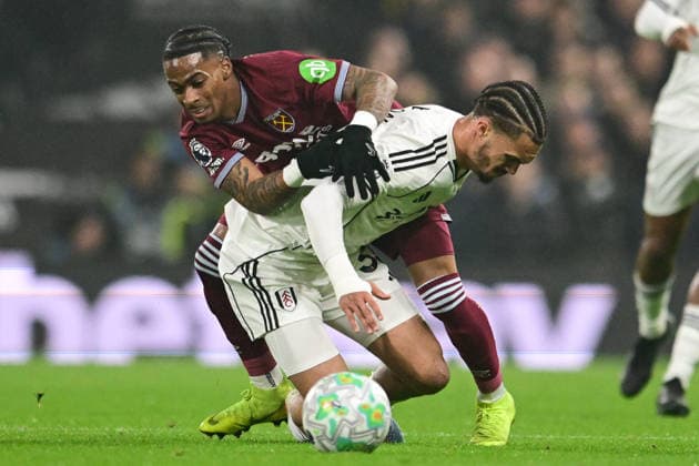 Fulham v West Ham United, Premier League West Ham United forward Crysencio Summerville (7) battles for possession with Fulham defender Antonee Robinson (33) during the Premier League match between Fulham and West Ham United at Craven Cottage, London, UK on 4 March 2026. London Craven Cottage Greater London UK Editorial use only DataCo restrictions apply See www.football-dataco.com , Copyright: xDennisxGoodwinx PSI-23837-0033
