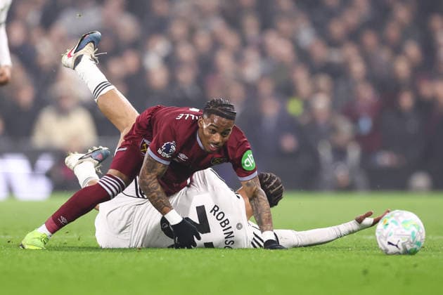 Fulham gegen West Ham United 04. März 2026, London Premier League Fußball Fulham gegen West Ham United Crysencio Summerville von West Ham United überwindet Antonee Robinson von Fulham Foto Jacques Feeney Abseits London UK  Copyright: xJacquesxFeeneyx xOffsidexOffside