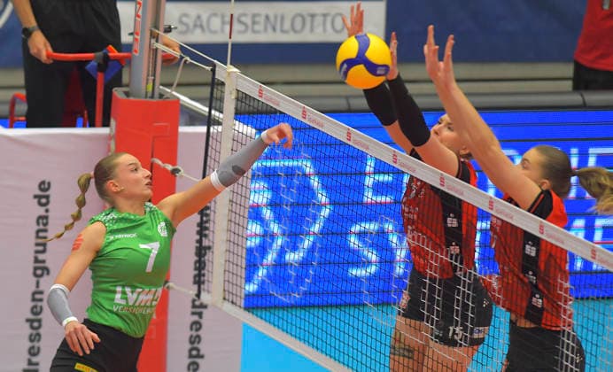 04 03 2026, Münsters Elena Kömmling, right blocking Dresdens Marta Levinska and Dresdens Emma Grome, Volleyball, Bundesliga, Dresdner SC USC Münster, c Dresden