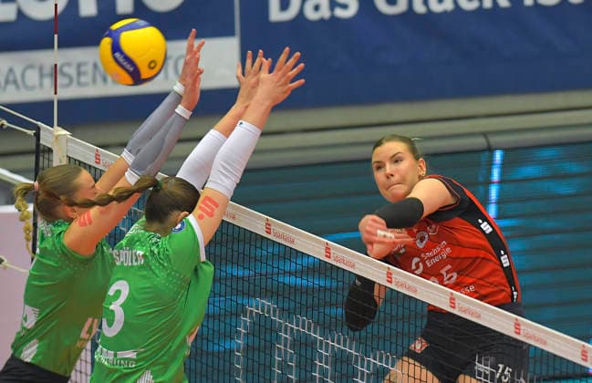 04 03 2026, Dresdens Marta Levinska smashes, left Elena Kömmling and Esther Spöler, Volleyball, Bundesliga, Dresdner SC USC Münster, c Dresden
