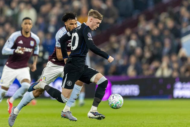 Aston Villa v Chelsea, Premier League Chelsea forward Cole Palmer (10) on ball chased by Aston Villa defender Tyrone Mings (5) during the Premier League match between Aston Villa and Chelsea at Villa Park, Birmingham, UK on 4 March 2026. Birmingham Villa Park West Midlands UK Editorial use only DataCo restrictions apply See www.football-dataco.com , Copyright: xManjitxNarotrax PSI-23838-0038