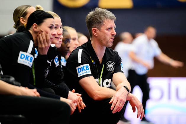 Handball, Womens European Championship Qualification, Slovenia Germany, 2nd round, Group 3, Matchday 3 Coach Markus Gaugisch Germany pensive brooding grumbling Celje Slovenia