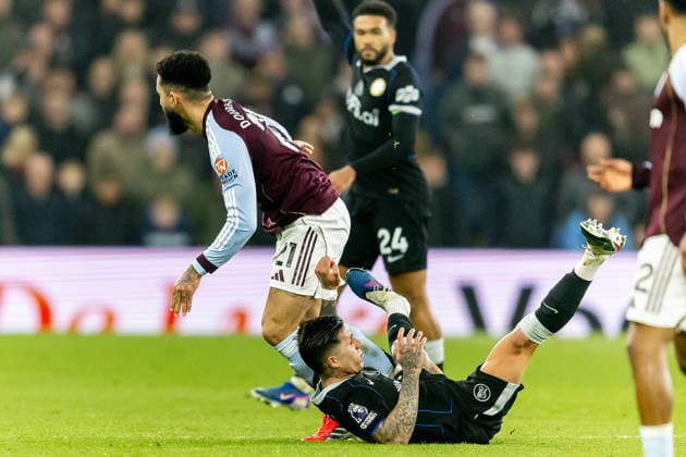 Aston Villa v Chelsea, Premier League Chelsea midfielder Enzo Fernandez (8) looks for foul against Aston Villa midfielder Douglas Luiz (21) during the Premier League match between Aston Villa and Chelsea at Villa Park, Birmingham, UK on 4 March 2026. Birmingham Villa Park West Midlands UK Editorial use only DataCo restrictions apply See www.football-dataco.com , Copyright: xManjitxNarotrax PSI-23838-0046