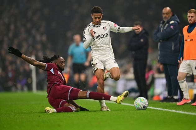 Fulham v West Ham United, Premier League West Ham United defender Aaron Wan-Bissaka (29) tackles Fulham midfielder Josh King (24) during the Premier League match between Fulham and West Ham United at Craven Cottage, London, UK on 4 March 2026. London Craven Cottage Greater London UK Editorial use only DataCo restrictions apply See www.football-dataco.com , Copyright: xDennisxGoodwinx PSI-23837-0044
