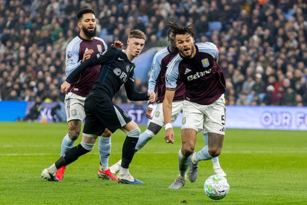 Aston Villa v Chelsea, Premier League Aston Villa defender Tyrone Mings (5) clears ball from Chelsea forward Cole Palmer (10) during the Premier League match between Aston Villa and Chelsea at Villa Park, Birmingham, UK on 4 March 2026. Birmingham Villa Park West Midlands UK Editorial use only DataCo restrictions apply See www.football-dataco.com , Copyright: xManjitxNarotrax PSI-23838-0051