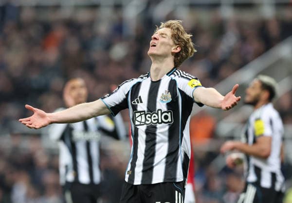 Newcastle Upon Tyne, England, 4th March 2026. Anthony Gordon of Newcastle United frustrated after a missed chance during the Newcastle United vs Manchester United, ManU Premier League match at St. James Park, Newcastle Upon Tyne. Picture credit should read: Nigel Roddis Sportimage EDITORIAL USE ONLY. No use with unauthorised audio, video, data, fixture lists, club league logos or live services. Online in-match use limited to 120 images, no video emulation. No use in betting, games or single club league player publications. SPI_031_NR_NEWC_MANC SPI-4578-0032