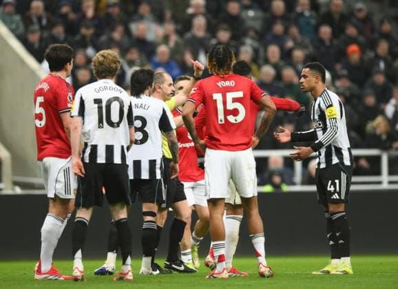Referee Peter Bankes shown a red card following a second yellow card to Jacob Ramsey of Newcastle United Newcastle United v Manchester United, ManU Premier League, Football, St James Park, Newcastle, UK - 04 Mar 2026Newcastle St James Park United Kingdom EDITORIAL USE ONLY No use with unauthorised audio, video, data, fixture lists, club league logos or live services. Online in-match use limited to 120 images, no video emulation. No use in betting, games or single club league player publications.  Copyright: xRichardxLee Shutterstockx 16723964ad