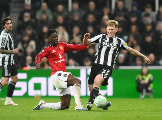 Kobbie Mainoo of Manchester United, ManU (left) and Lewis Hall of Newcastle United Newcastle United v Manchester United, Premier League, Football, St James Park, Newcastle, UK - 04 Mar 2026Newcastle St James Park United Kingdom EDITORIAL USE ONLY No use with unauthorised audio, video, data, fixture lists, club league logos or live services. Online in-match use limited to 120 images, no video emulation. No use in betting, games or single club league player publications.  Copyright: xRichardxLee Shutterstockx 16723964ao