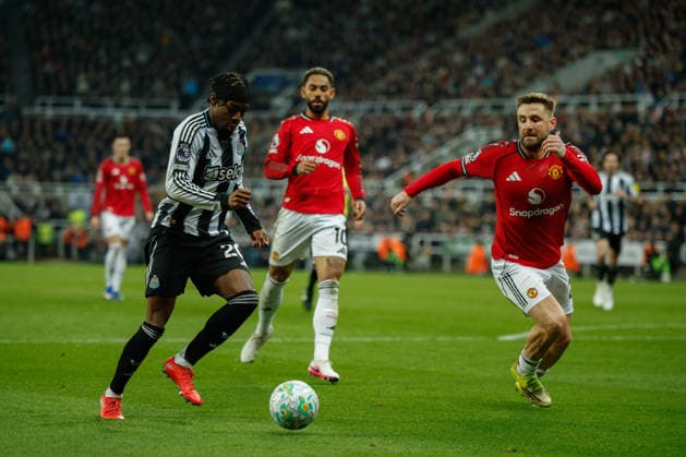 Newcastle United v Manchester United, ManU Premier League Anthony Elanga of Newcastle United closed down from Luke Shaw of Manchester United during the Premier League match between Newcastle United and Manchester United at St. James s Park, Newcastle, UK on 4 March 2026. Newcastle St. James s Park Tyne and Wear UK Editorial use only DataCo restrictions apply See www.football-dataco.com , Copyright: xCraigxCowanx PSI-23835-0064