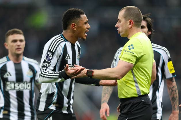 Newcastle United v Manchester United, ManU Premier League Jacob Ramsey Of Newcastle United dejected after being shown a red card by Referee Peter Bankes during the Newcastle United v Manchester United Premier League match at St. James Park, Newcastle Upon Tyne, England on 4 March 2026 Credit: Lee Keuneke Every Second Media Editorial use only. All images are copyright Every Second Media Limited. No images may be reproduced without prior permission. All rights reserved. Premier League and Football League images are subject to licensing agreements with Football DataCo Limited. see https: www.football-dataco.com Copyright: xIMAGO EveryxSecondxMediax ESM-1838-0060 LeexKeunekex xEveryxSecondxMediax