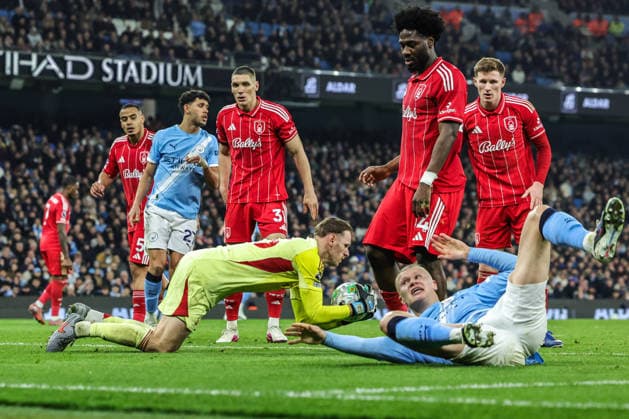 Manchester City v Nottingham Forest - Premier League Nottingham Forest goalkeeper Matz Sels collects the ball during the Premier League match between Manchester City and Nottingham Forest at Etihad Stadium in Manchester, United Kingdom, on March 4, 2026. Manchester Greater Manchester United, ManU Kingdom  Copyright: xNewsxImagesx originalFilename:cosgrove-premierl260304_npYNn.jpg