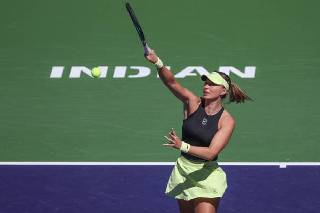 INDIAN WELLS, CA - MARCH 04: Paula Badosa (ESP) hits an overhead during the BNP Paribas Open on March 4, 2026 at Indian Wells Tennis Garden in Indian Wells, CA. (Photo by George Walker Icon Sportswire) TENNIS: MAR 04 BNP Paribas Open EDITORIAL USE ONLY Icon260304006