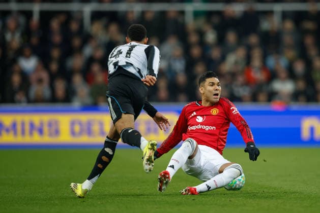 Newcastle United v Manchester United, ManU Premier League Jacob Ramsey of Newcastle United fouls Casemiro of Manchester United during the Premier League match between Newcastle United and Manchester United at St. James s Park, Newcastle, UK on 4 March 2026. Newcastle St. James s Park Tyne and Wear UK Editorial use only DataCo restrictions apply See www.football-dataco.com , Copyright: xCraigxCowanx PSI-23835-0150